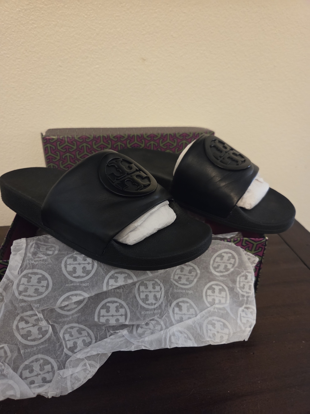Lile New Tory Burch Black Logo Slide Sandals with Medallion, Size 8